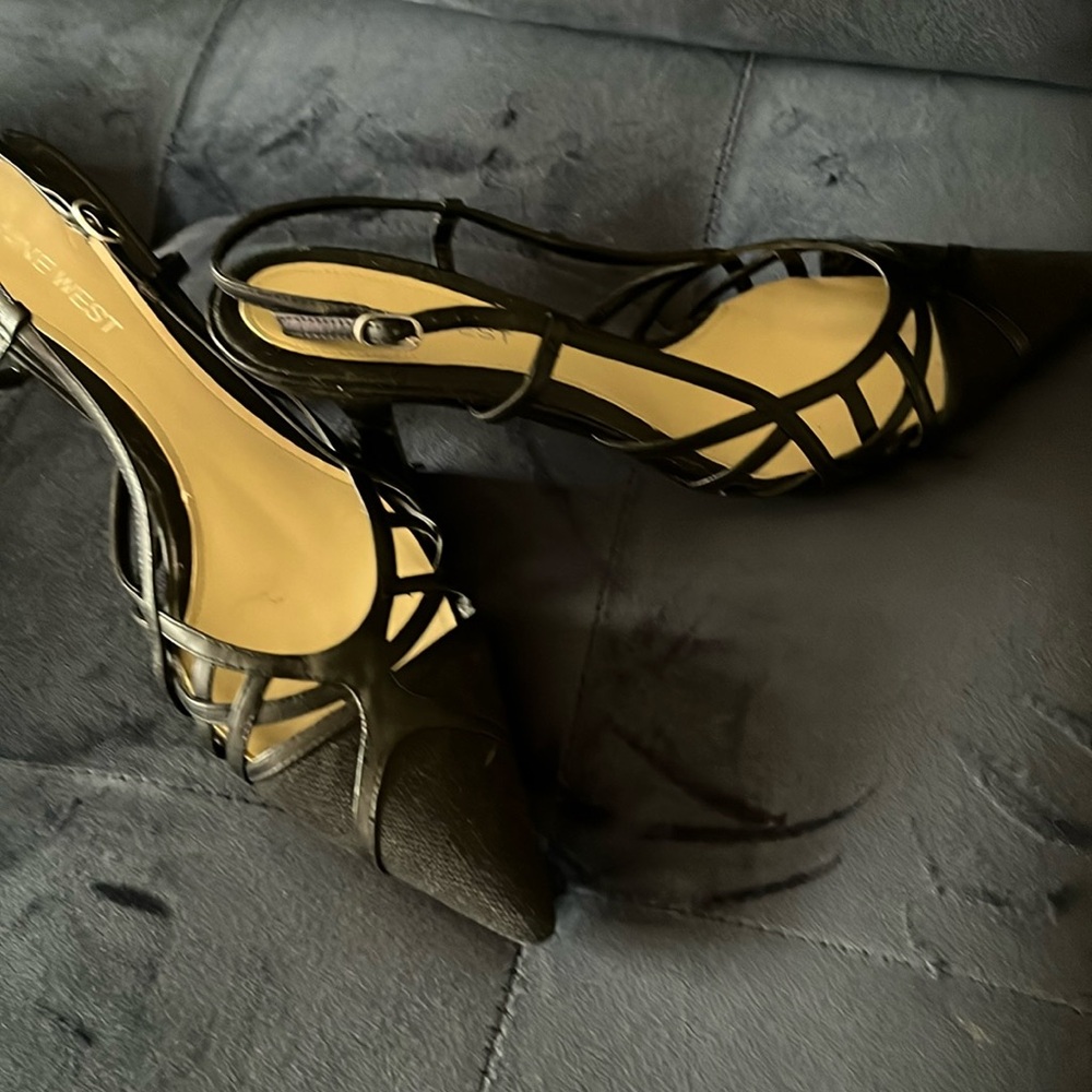 Black sling back kitten pump